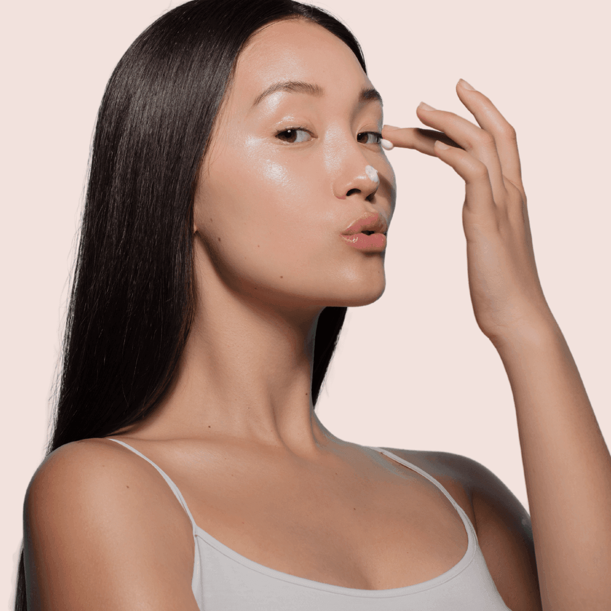 woman doing her skincare routine