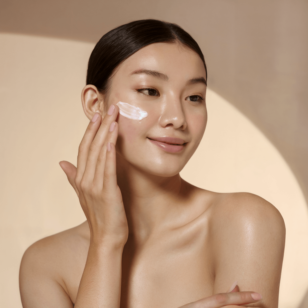 woman applying a peptide-rich product on her skin